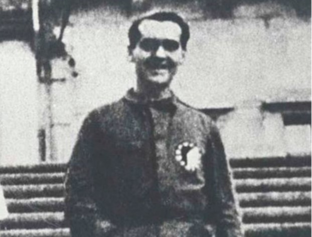 Lorca en la escalinata de la plaza de Quintana de Compostela en 1932, con el uniforma y emblema de La Barraca