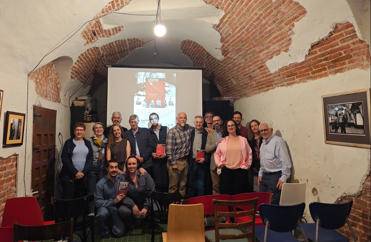 Asistentes Acto de presentación en Sin Tarima Libros de 'Golpe a verso. Antología poética de la Guerra Civil' en el Día del Libro 23-4-2026